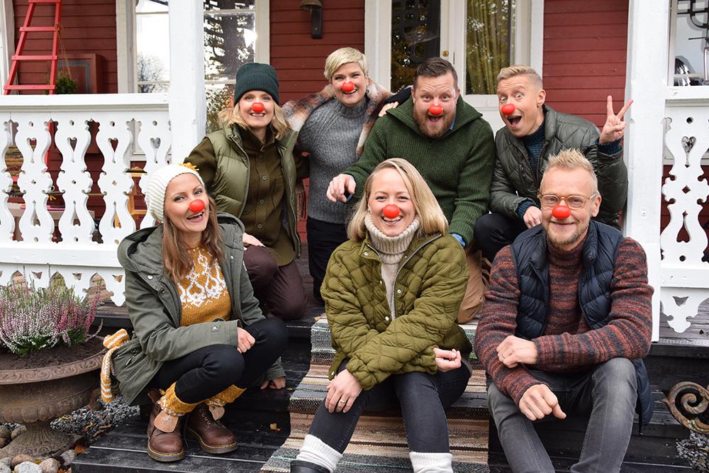 gänget på trappan i Strömsö med näsor